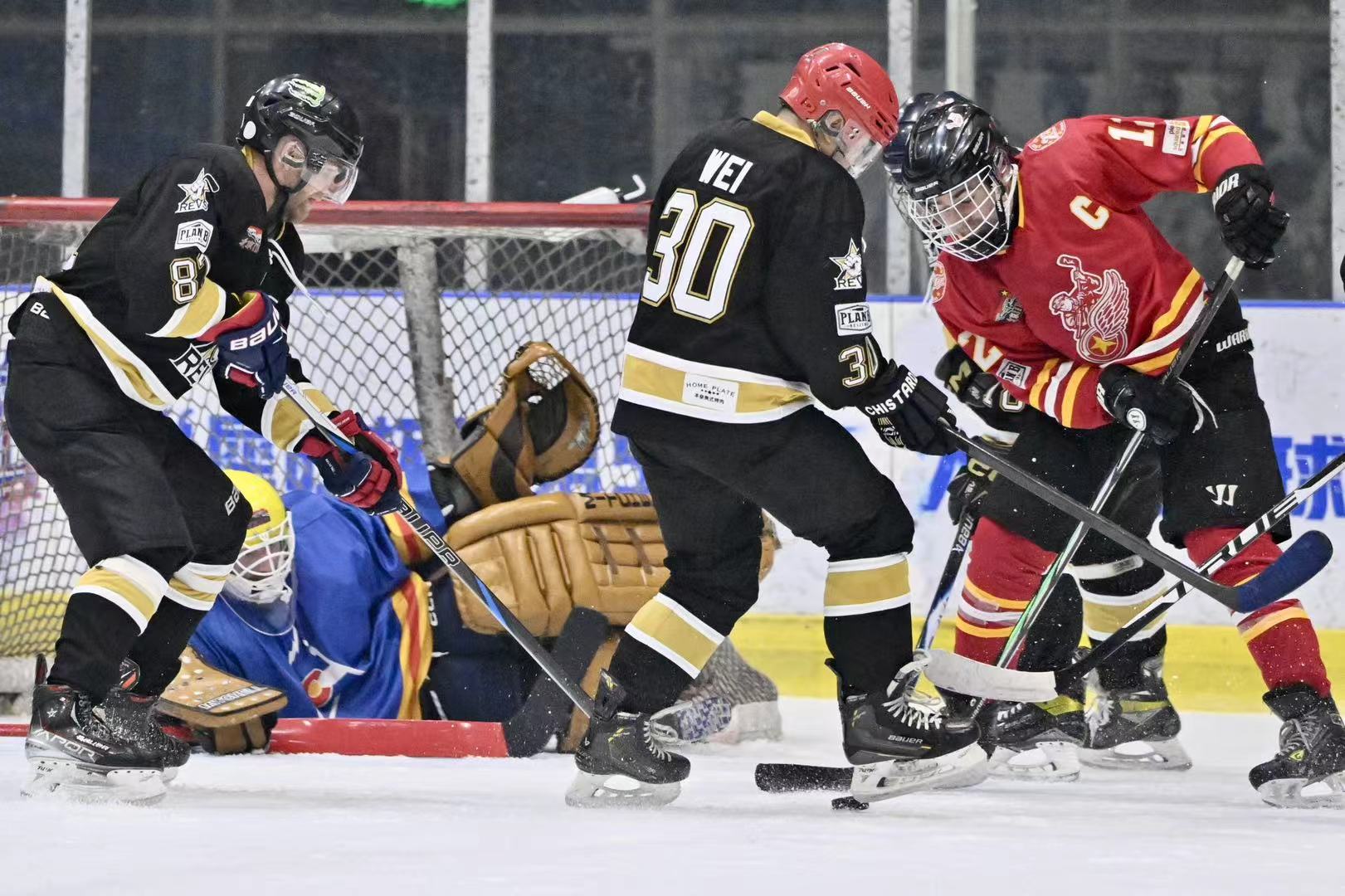 Olli defending the net through traffic from Revs and Hot Wings players